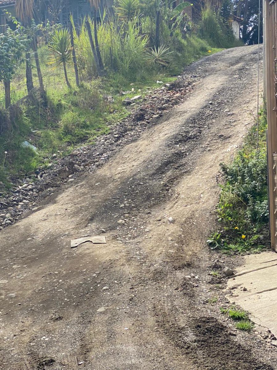 ElMunecobarrio's tweet photo. Denuncia:
Pedimos atención @MunicipioCuenca @OOPPCuenca 
Texto: En la calle Alberto Maria Torres, ubicada en el Mirador turístico. La lluvia arrastra toda la tierra y piedras a la calle principal, la Yaupi, las alcantarillas se llenan y causa inundaciones en las casas cercanas. https://t.co/N75GVmJ4Be
