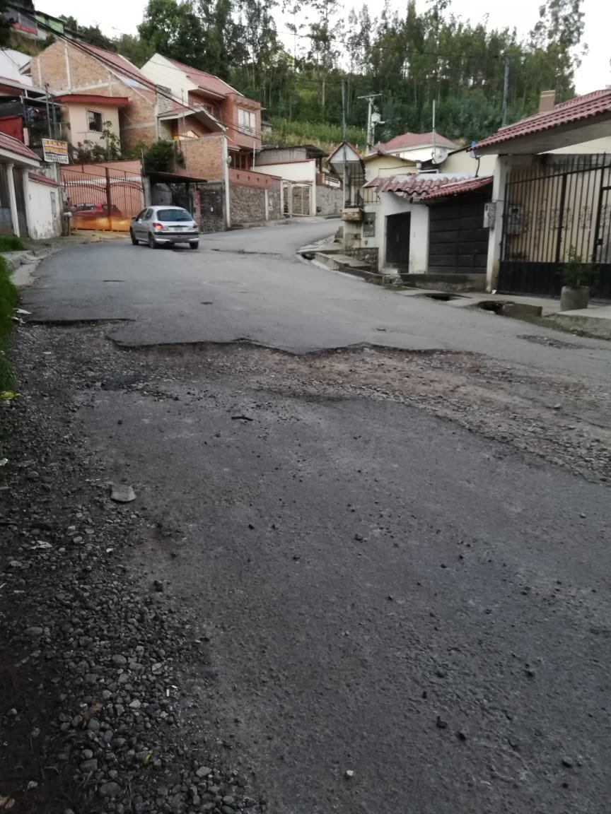 ElMunecobarrio's tweet photo. Denuncia presentada: 

Pedimos atención a @MunicipioCuenca @OOPPCuenca 

Texto 👉🏻 Buenas tardes Fernando, le felicito por su efectiva labor en beneficio de la comunidad. 
Estas fotos son del tramo de la vía Lazareto - Llanaturo, está un desastre.
Muchas gracias https://t.co/myxXACtMWV