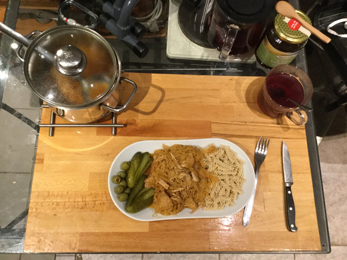 KowalcikKarl's tweet photo. #LockdownMenu 96
Puten-Krautfleisch (?Turkey Herb-Meat?) with Spelt-Noodles
Vinegar-Cucumbers, Olives
Wildberry-Tea with Honey https://t.co/biu4WFDdRf