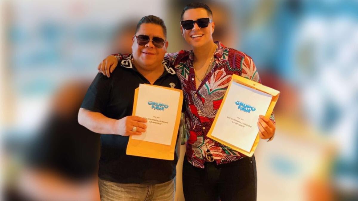 estilosucio's tweet photo. El contrato firmado hoy —25 de Mayo, 2021— convierte a Eduin Caz y al empresario Isael Gutiérrez en “socios y dueños de Grupo Firme y Music VIP”, según consigna el comunicado. #esnotas #noticias #regionalmexicano #grupofirme #musicvip #musica https://t.co/AJjlPcnpdI