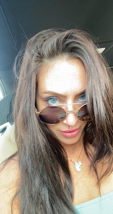 Is my hair chocolate colored ? https://t.co/SZAWAiLl2e<a href="/tag/onmfc"class="tags"><span>#onmfc</span></a>