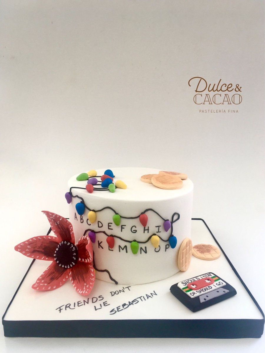 DulceyCacao's tweet photo. Friends don’t lie Sebastian! Me encanta esta serie, me hace recordar tanto mi infancia jajaja.
¿Quiénes por aquí están esperando la 4ta. temporada de Stranger Things?
#dulceycacao #postrespanama #postrespty #cakespanama #cakestrangerthings #strangerthingscake https://t.co/CZwQyqOWAe