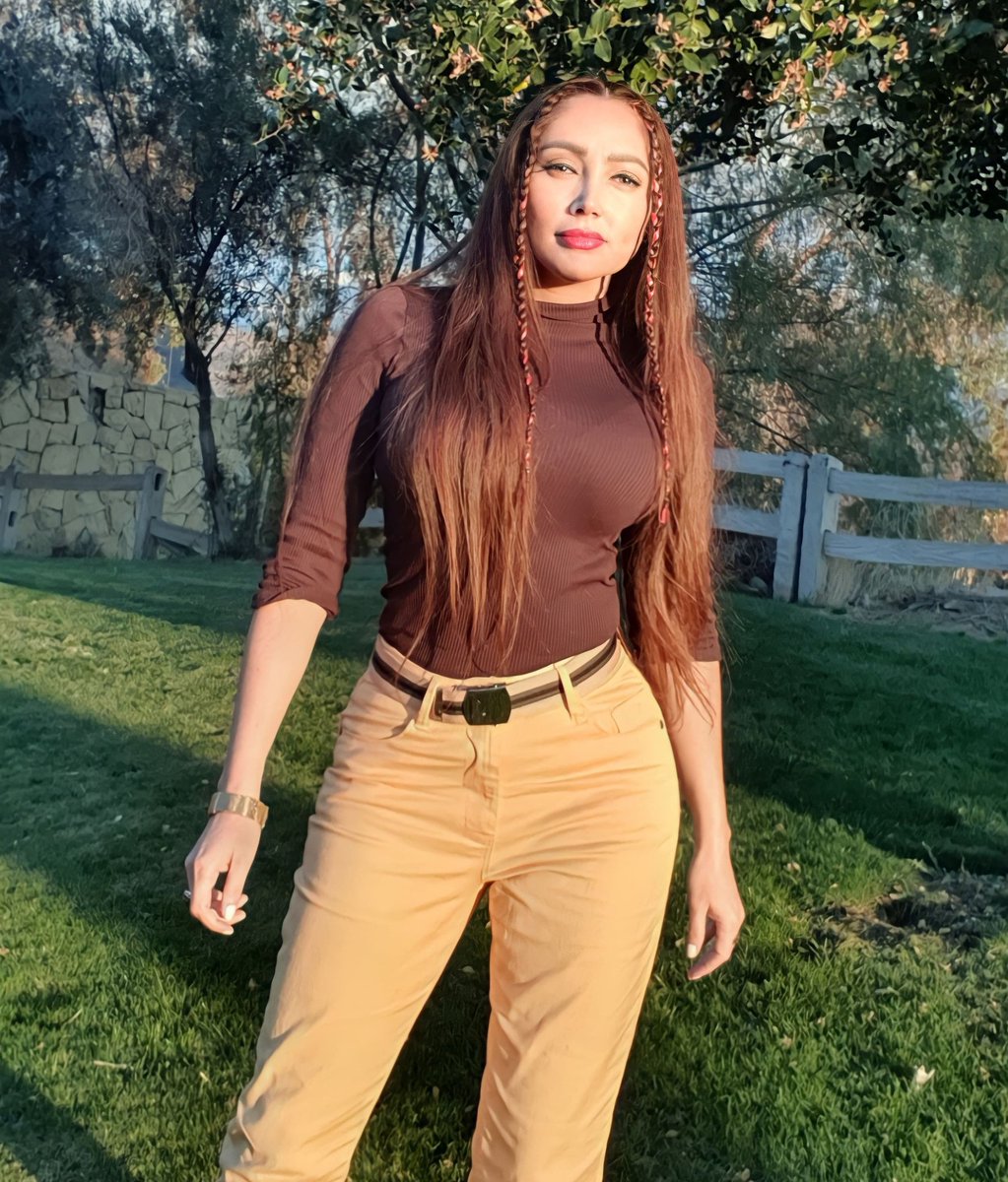 La diferencia entre quien eres y quién quieres  ser. es que ya eres quien eres y quien quieres ser ,aún no lo eres,  Por qué si ya lo fueras no lo estarías queriendo 
SIGANME PARA MAS ESTUPIDECES😂💜🎵