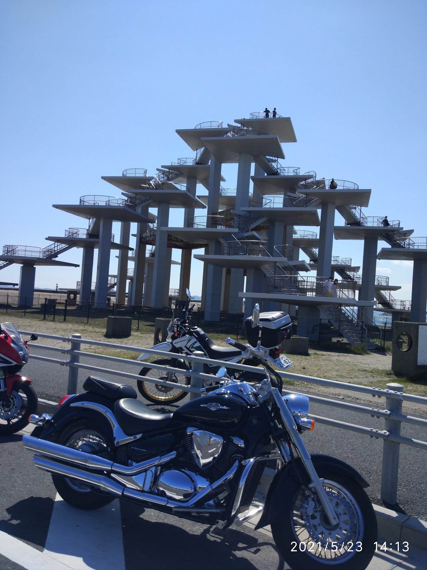 唐山大叔a Twitter 早上好 周日在富津岬拍的一张 正好这三辆车正是俺买车时候的四个候补中的三个 本田cbr400r 雅马哈serow 俺现在这个suzuki Intruder400 还有一个没在照片里 本田cb400sf 因为俺当年在国内骑过一段雅马哈virago 所以选了这个 现在看来