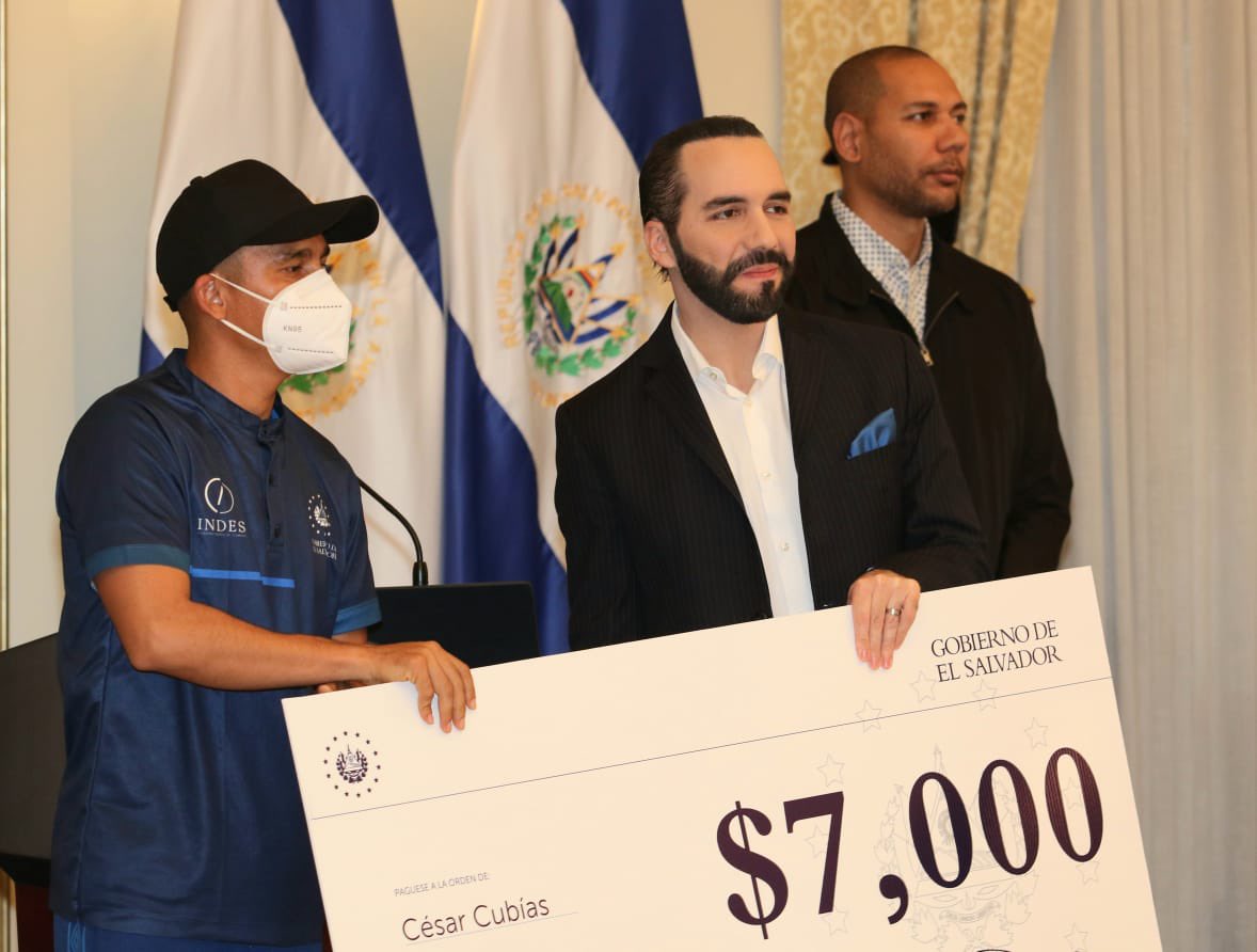 dianavytony's tweet photo. #EsTarde El Presidente @nayibbukele y el presidente ad honórem del INDES, @ybukele, entregaron un reconocimiento económico a los jugadores y cuerpo técnico de la Selecta playera.
📷 @indeselsalvador https://t.co/xfhY3F1HIB
