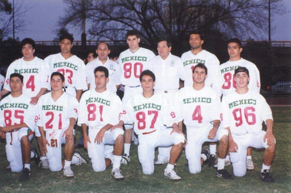 ElCoachSandoval's tweet photo. Honor ser entrenador de Wr's de la Selección Nacional del '92. En esta foto con el #1 está uno que me acompañará el jueves junto con su HC y 3 compañeros más de Centinelas. Quién es? https://t.co/8PmZRAl01V