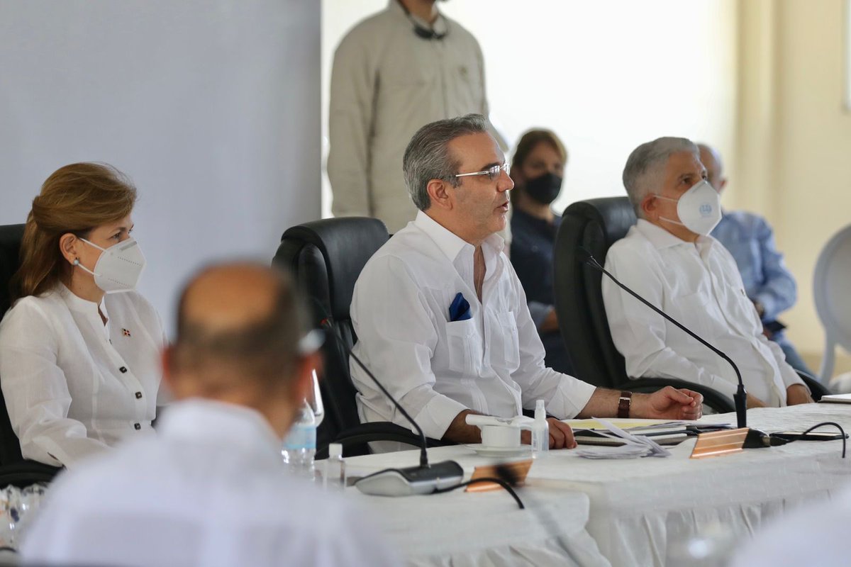 PresidenciaRD's tweet image. Tras finalizar el Consejo de Ministros y Directores en Barahona, el Presidente @LuisAbinader detalló que en la Región Enriquillo están siendo ejecutados 6,421 millones de pesos en diversas obras de infraestructura. #EstamosCambiando