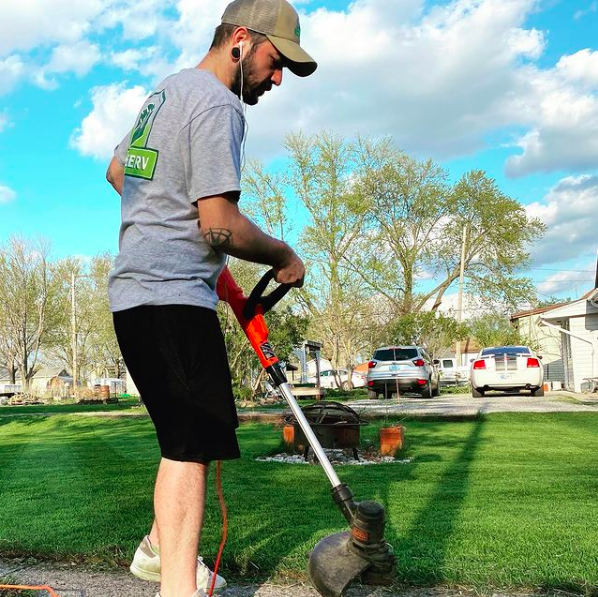 LawnServDotCom's tweet photo. Rocking the Lawn Serv tee while working on the Lawn Serv lawn 😎
#killingit #noweedshere #lawnserv #diy #greenlawn https://t.co/es2W8XsZUY