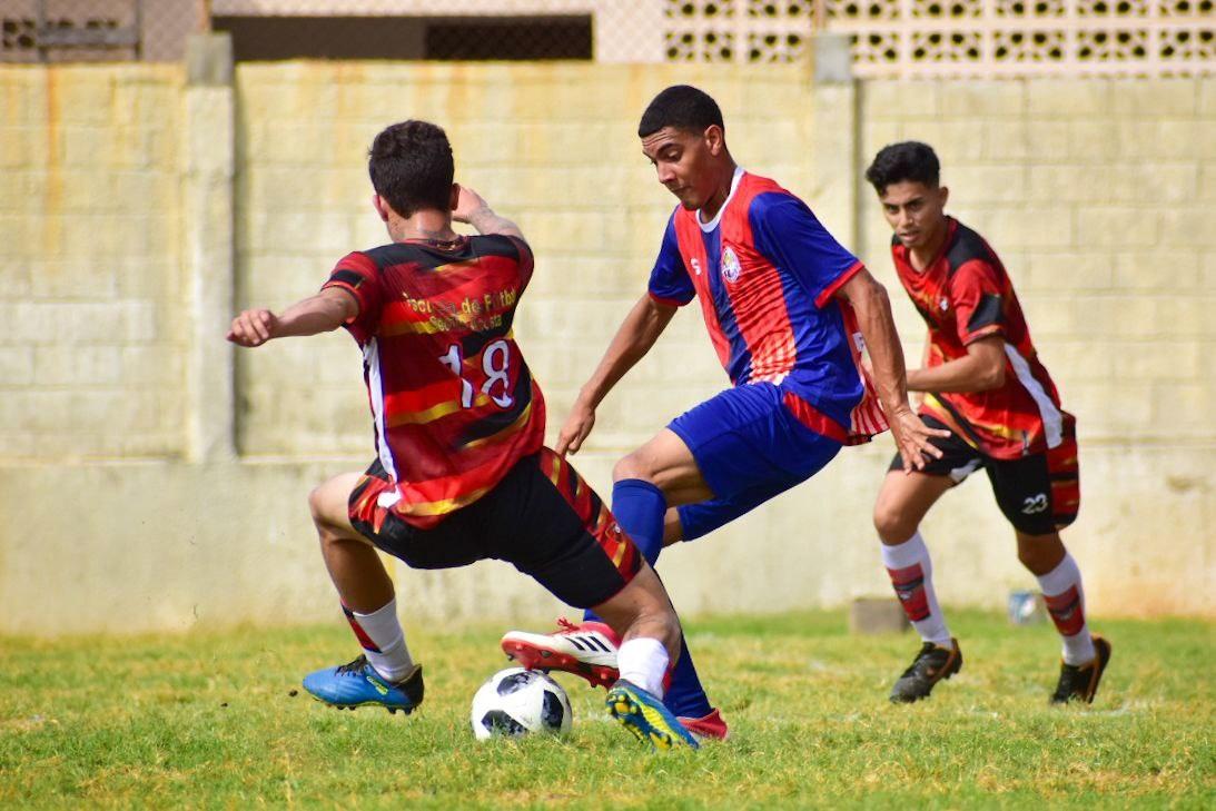 El regreso a la cancha seguirá esperando, pero mientras tanto, estamos practicando nuestros regates para sorprender a los rivales. 😎