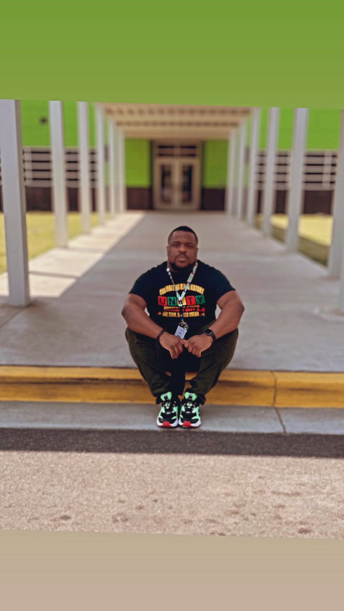 theej_moss's tweet photo. Thank you to my hometown for embracing me and allowing me to teach our next generation! @RCSS_GA, my first year has been amazing! #MossOut #Room709 #TransformationalLearning https://t.co/3IWPjT71Zo