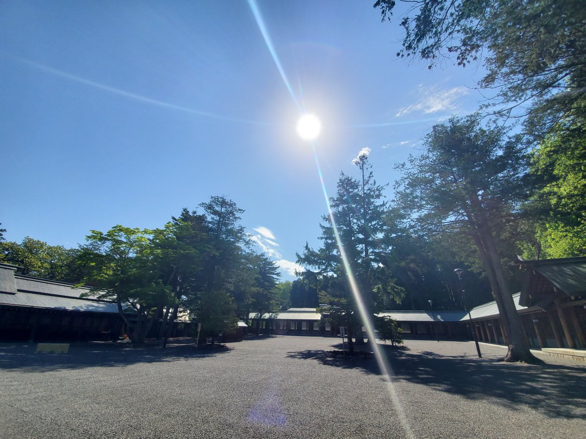 ako1631's tweet photo. おはようございます☀️
今朝の北海道神宮⛩️
快晴でめちゃくちゃ気持ちが良い参拝でした。
久しぶりに、光が凄かった✨
さすが満月の朝の太陽☀️ですね🥰

今日も最高の１日に✨✨✨✨

#北海道神宮
#開拓神社
#満月
#陽の光気持ちがいい https://t.co/gXgTnzvHHq
