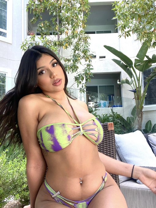 Can I be ur gf https://t.co/BfV7n6unlS