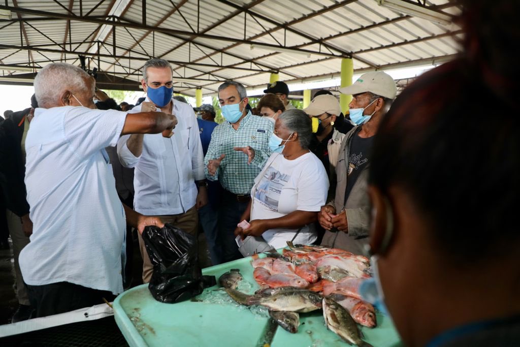 PresidenciaRD's tweet image. Como parte de su agenda de trabajo en la Perla del Sur, el Presidente @LuisAbinader visitó el mercado de INESPRE, donde recorrió sus instalaciones. #EstamosCambiando