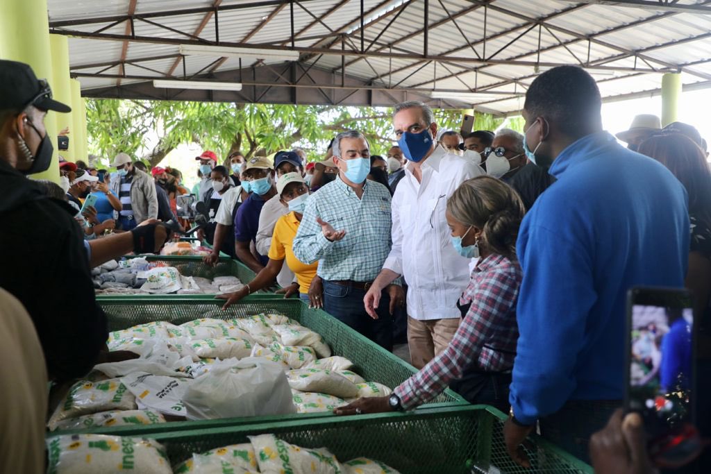 PresidenciaRD's tweet image. Como parte de su agenda de trabajo en la Perla del Sur, el Presidente @LuisAbinader visitó el mercado de INESPRE, donde recorrió sus instalaciones. #EstamosCambiando
