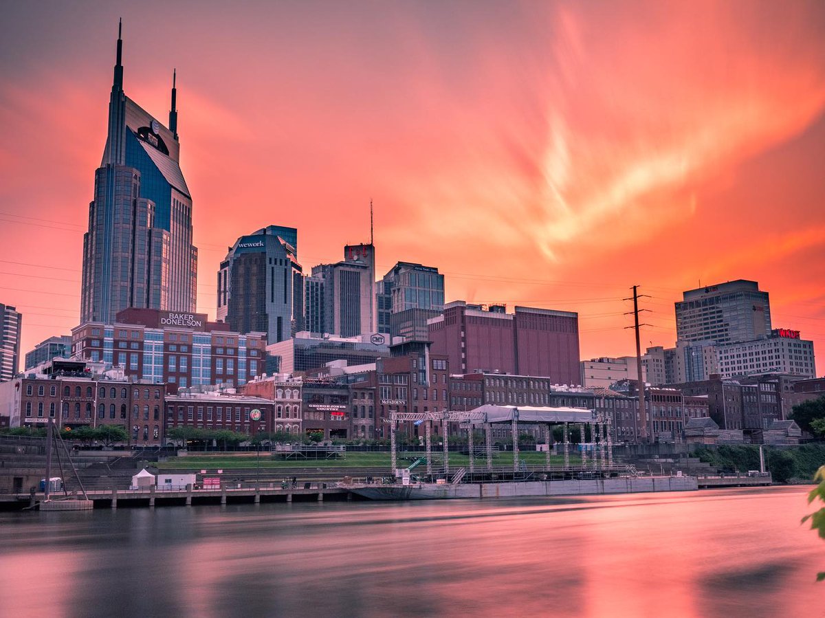visitmusiccity's tweet photo. A skyline and sunset we'll never tire of. 🌇❤️

#Nashville #MusicCity 
📸: Instagram / @ericpennington_ https://t.co/N4PZIqCNA4