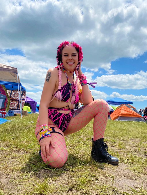 2 pic. worried i may never top my day 1 ubbi outfit 😔 https://t.co/FmWeyXWXmr