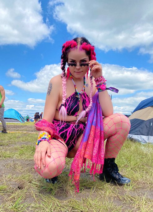 1 pic. worried i may never top my day 1 ubbi outfit 😔 https://t.co/FmWeyXWXmr