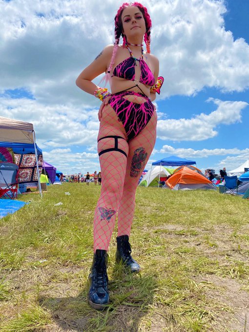 4 pic. worried i may never top my day 1 ubbi outfit 😔 https://t.co/FmWeyXWXmr