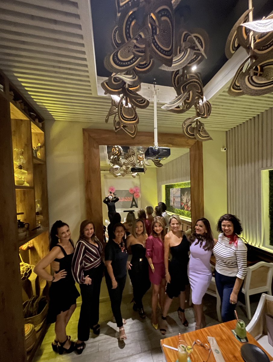 Susanadeleonc's tweet photo. @CancinoAbog @_guillermoamigo @GalloMatrix @gabodelascasas Aquí, casual, celebrando la vida. 

*Las que sabemos que la vida continúa. 
@rochimendozam @einula22 @mafezan7 @mf_morales @Jackierojass11 https://t.co/W3E1vjZ7RZ