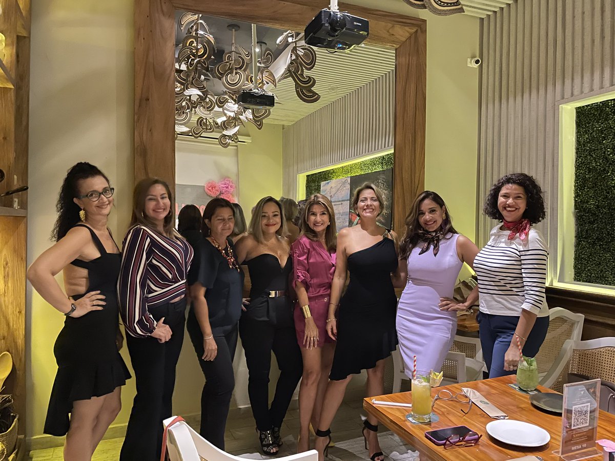 Susanadeleonc's tweet photo. @CancinoAbog @_guillermoamigo @GalloMatrix @gabodelascasas Aquí, casual, celebrando la vida. 

*Las que sabemos que la vida continúa. 
@rochimendozam @einula22 @mafezan7 @mf_morales @Jackierojass11 https://t.co/W3E1vjZ7RZ