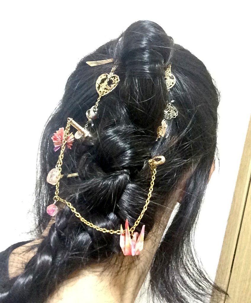 杏汰 キャラメルキューブ出展中 本日はマガレイト風 マガレイトなんだけど 写真だとぐちゃっとしてるから 風 笑 大正浪漫な感じでアリスと刀 突っ込み待ち ハーフアップで纏めて 首元から三つ編み 三つ編みが長すぎたので 首元の編み始めに巻い