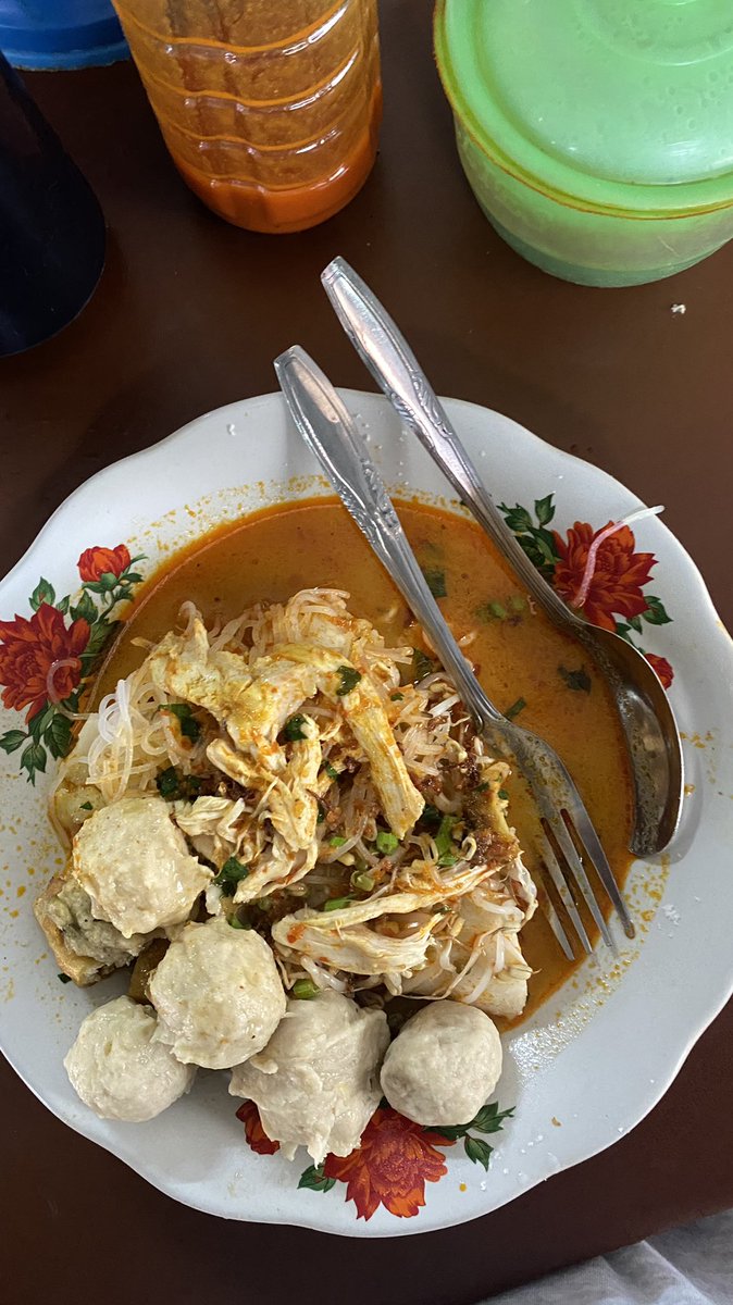Rekomendasi sarapan awesome di Denpasar nih. Namanya: Tipat Kare Bakso Ayam. Warungnya: Wr.Jawa Pak Min lokasi Pasar Badung, Denpasar.

Puol bener dan ringan karenya. baksonya juga bukan yg urat gitu, mirip bakso ikan. Pak Min sendiri udh jualan ini dr 1980 #kulinerdenpasar