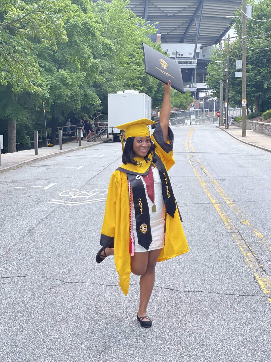 Sleepysenpai_'s tweet photo. So apparently I graduated 🤷🏽 🥰 #Bigfishstatus https://t.co/FlPSZvn0PP