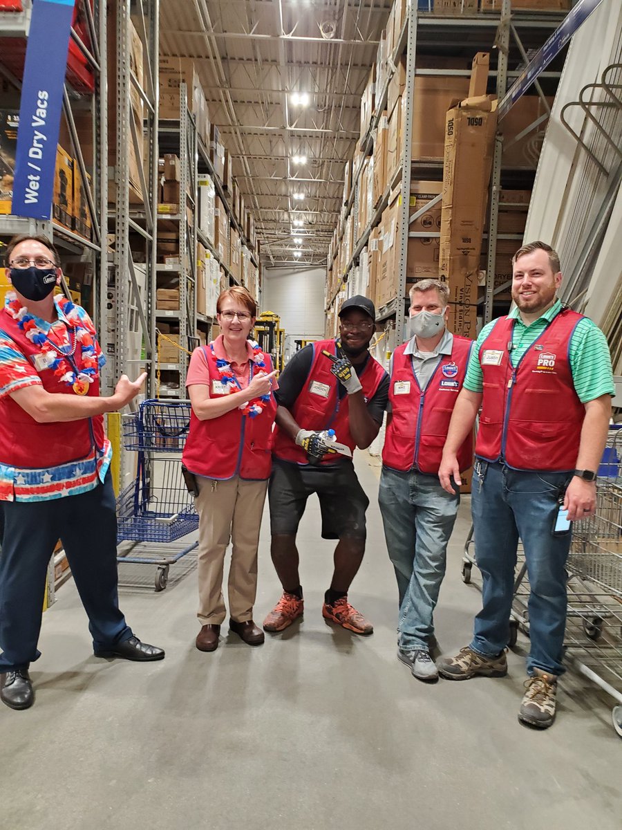 D899_RVA's tweet photo. Great Rock Star visits in 899 today. Teams rocked it in 632, 2572, 381 and 687!!  Thanks to our Region team for bringing some pre holiday cheer to our teams!!  @BlueBoxR1 @BenitoKomadina    @lowes2572 @AMcHenry1221 @AMiller_RVA @DistrictMgrMike @Jeremy43102459 @kg899 @D899_RVA https://t.co/uwvHTZE9rz