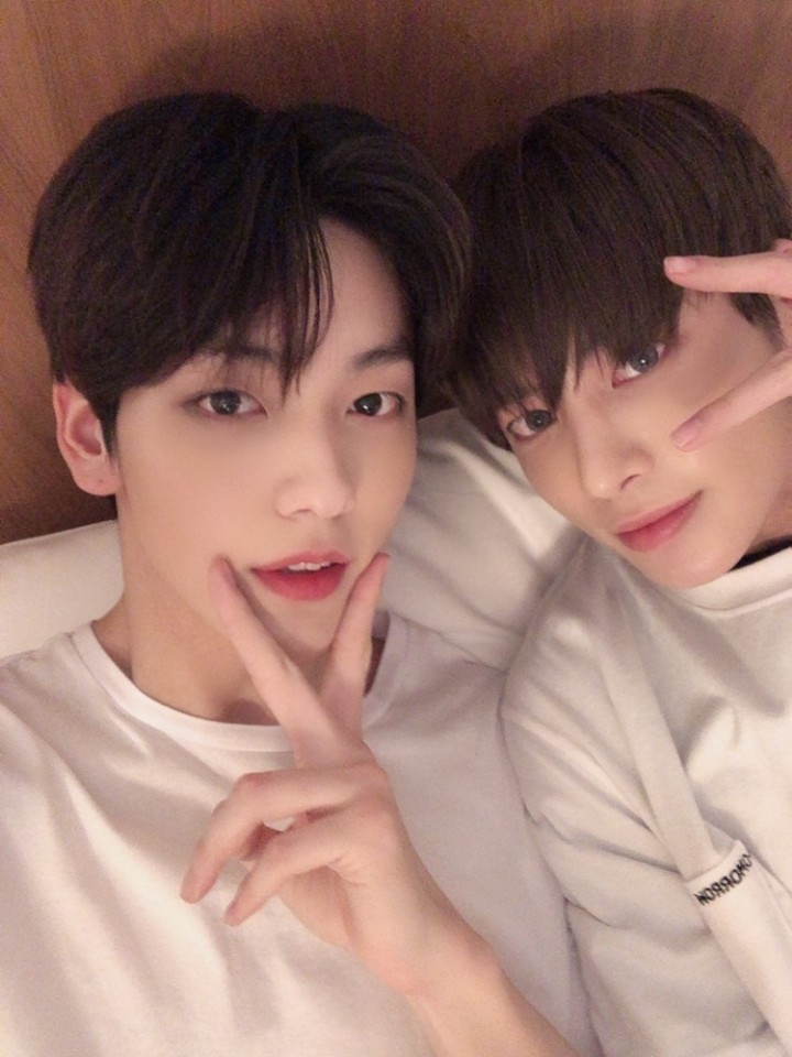 TIMEXTRAVELERS's tweet photo. Soul y Chubi están cómodos desde su camita mientras se llenan de alegría al pasar un buen rato viendo el #DAY65THCB. Esperamos no termine tan tarde este #SHOOTATHOMEwDAY6 porque los nenes deben mimir temprano.
🐇💗🐿️ https://t.co/4Zd4lxLhDp