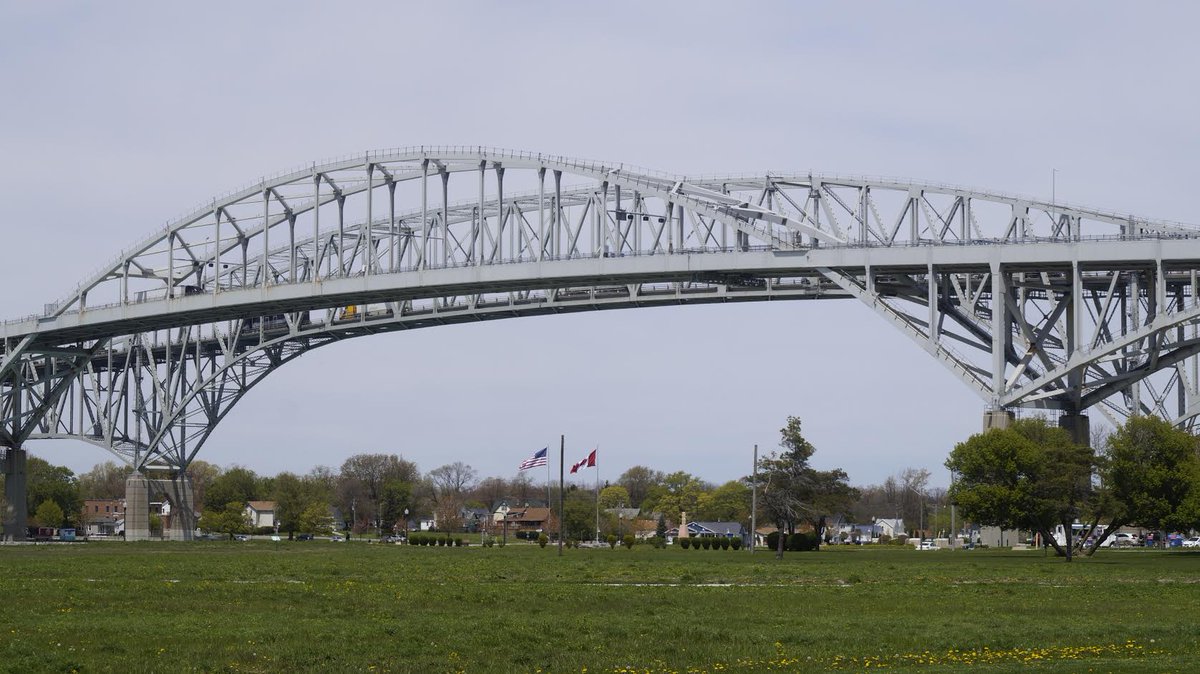 Local police services coordinated to help the Canada Border Services Agency track down a vehicle that failed to stop at the Blue Water Bridge Saturday. 
blackburnnews.com/sarnia/sarnia-…