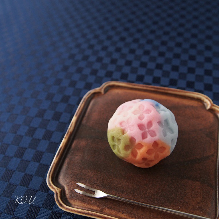 Twitter 上的 和菓子kou 練切製 七変化 あじさいは色んな色があります 元々その色で変化のないものもありますが 土のphによって色が変わるものもあります まさに七変化ですね 紫陽花 アジサイ あじさい 七変化 梅雨 手毬花 紫陽花の和菓子 紫陽花の練り