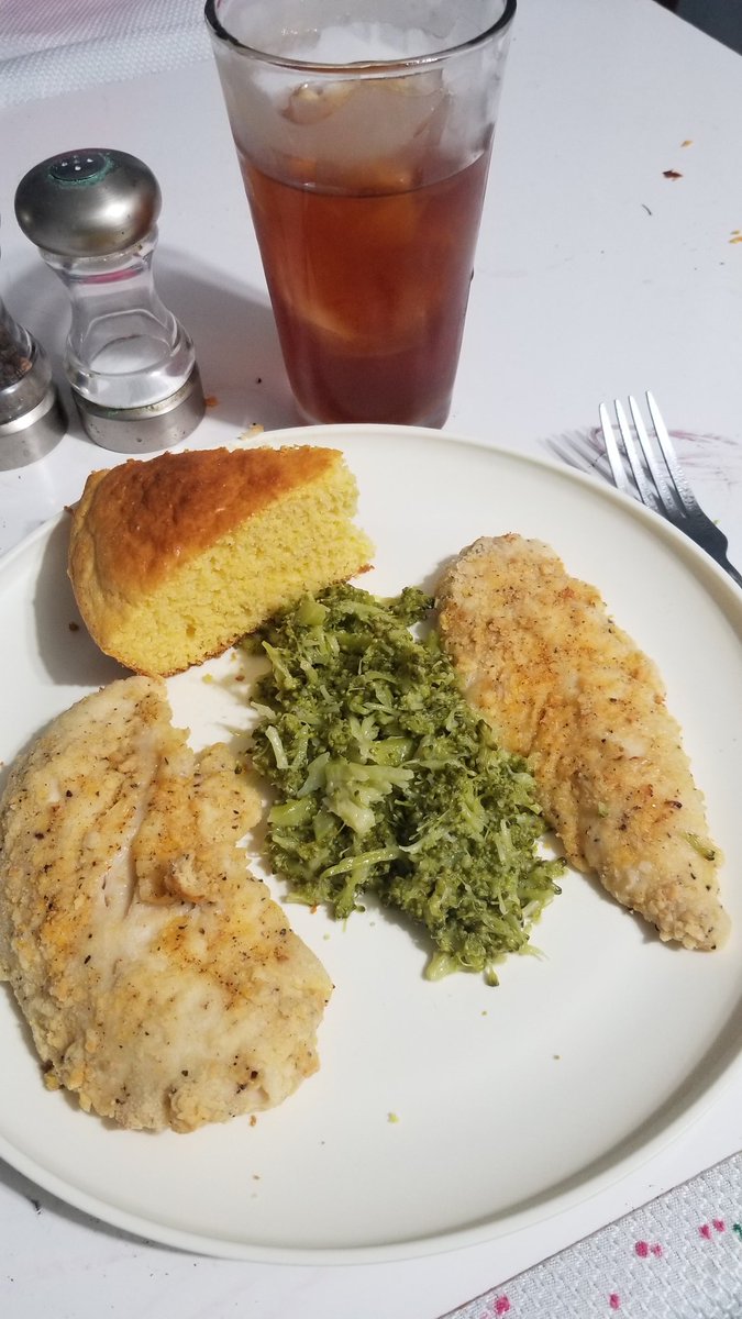 sugurray4UGA's tweet photo. AirFryed Broccoli Chicken and moms Cornbread recipe with Sugurrays Sweet Tea. Not even gonna try telling you how great that chicken was. I saved a piece to make a Chicken Sandwich with tomorrow and i can promise you CFA gonna be calling me.😂🤣🔥👍 
#TeamCornbread https://t.co/Qpi8zrvFlx