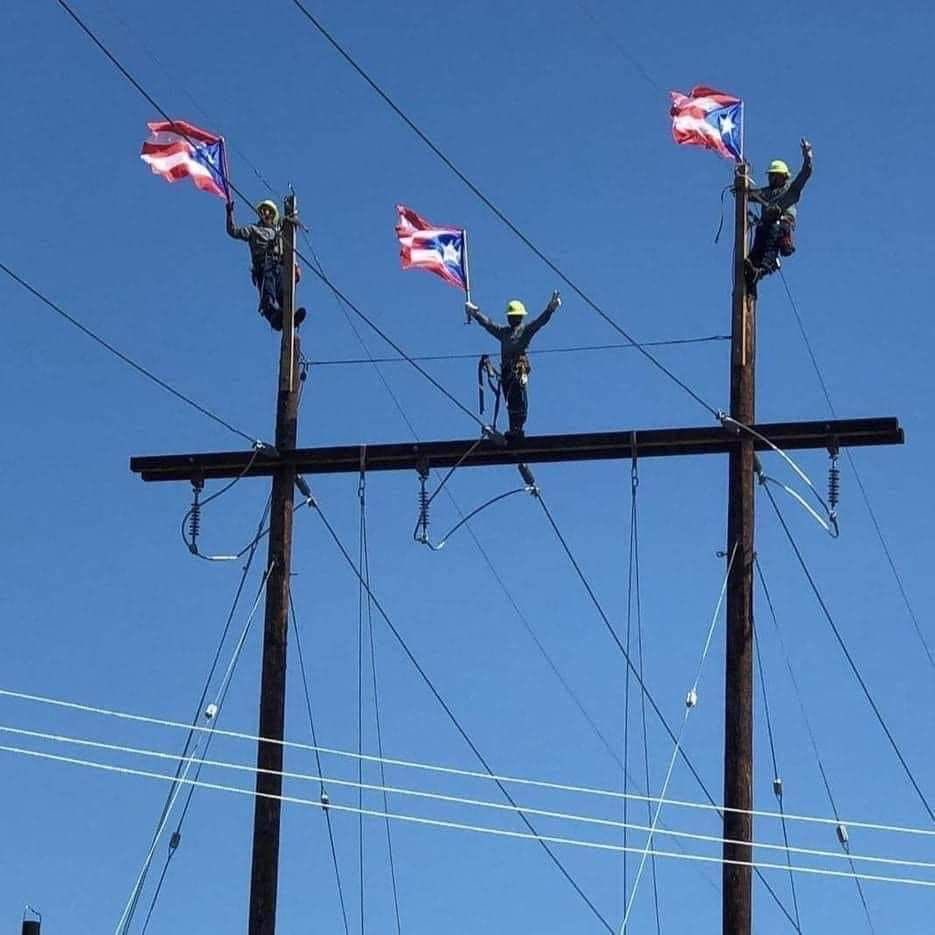 Cheparalitici's tweet image. Me llegó esta foto que honra el trabajo sacrificado de los trabajadores de Energía Eléctrica de Puerto Rico. No olvidamos todo lo que nos dieron luego del huracán María.