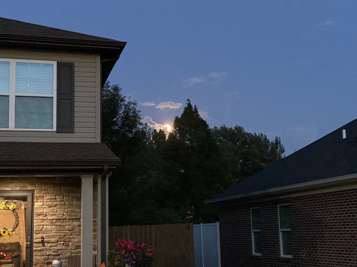 _pelphrey's tweet photo. @RonanRhodes moon over the heartlands in Owensboro! https://t.co/90HGSTIxm8