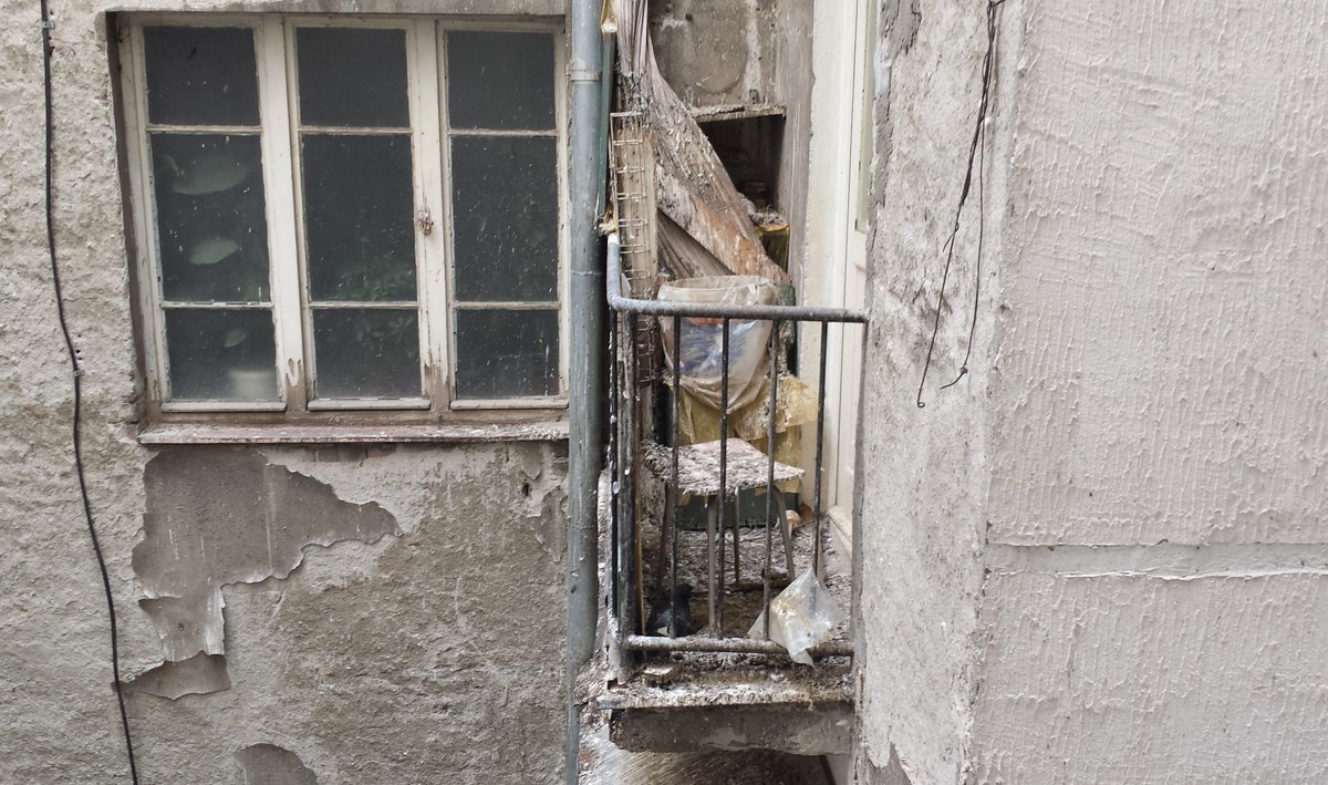 PregledMomo's tweet photo. Balkon "starih Beograđana" #beograd #beogradjani #stanovi #balkoni #gradnja #golubovi #smeće #dorcol @beograd_rs @prijavi_problem https://t.co/EPF1Dnw5Rb