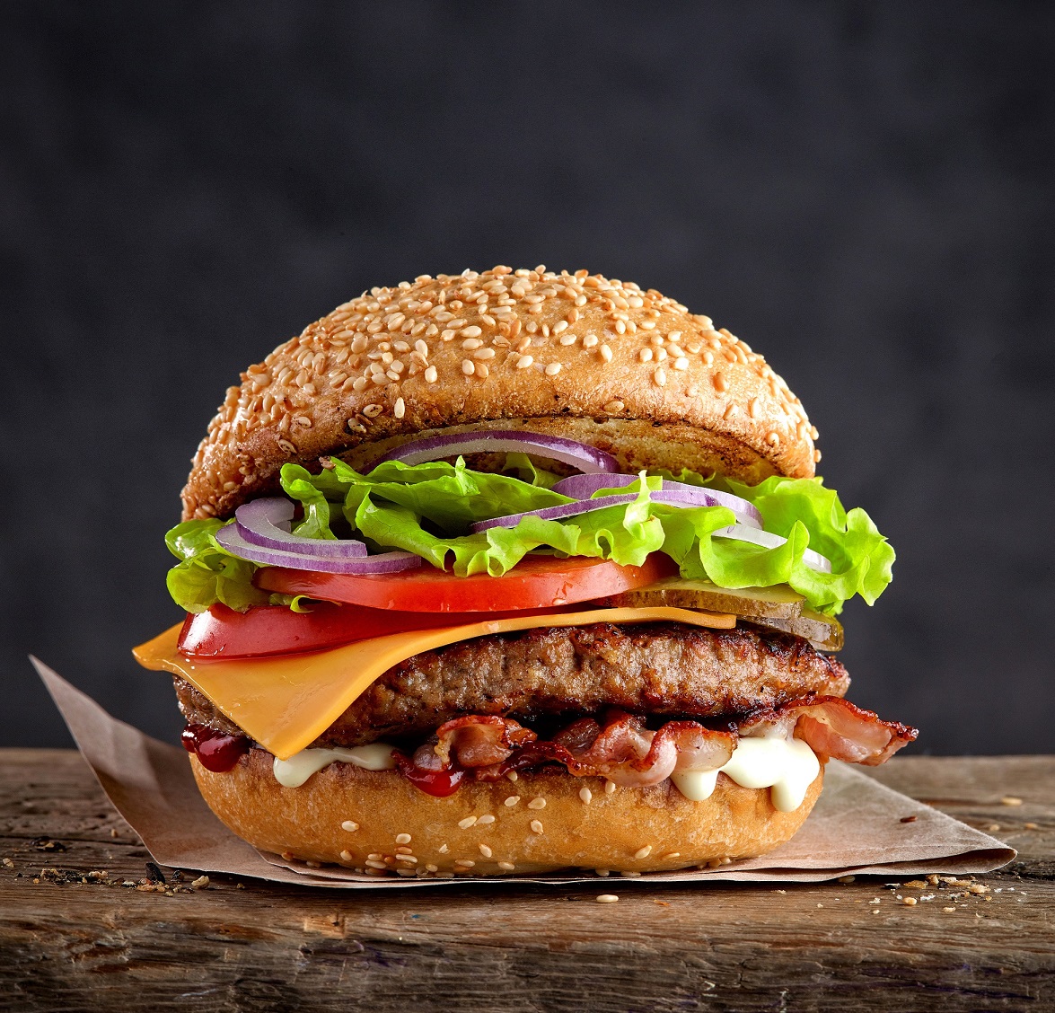 sassda_sa's tweet photo. This #NationalHamburgerDay makes the perfect hamburger.The key to cooking with stainless steel is to heat your pan to the right temperature before adding oil. Check if your pan is hot enough with a few drops of water β it should bead up and 'float' on the surface. #steelware https://t.co/xWQu1ur1GY