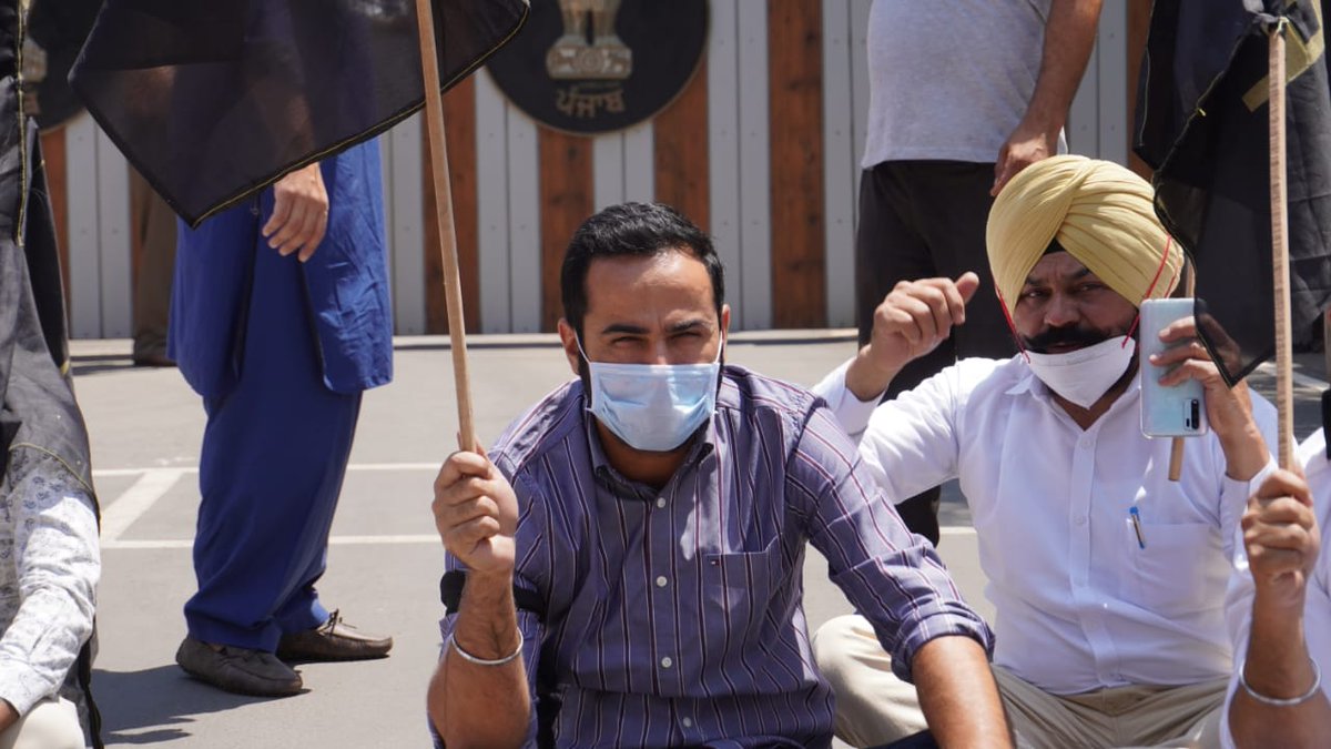 AAPPunjab's tweet photo. AAP Punjab Kisan wing president &amp; MLA Kotkapura @Sandhwan &amp; Youth wing president &amp; MLA Barnala, @meet_haye, along with the party workers are protesting outside the Guv's house by holding #BlackFlags in support of the farmers.

#6MonthsOfFarmersProtest 
#Black_Day_Of_Farmers https://t.co/9r25fhNRw2