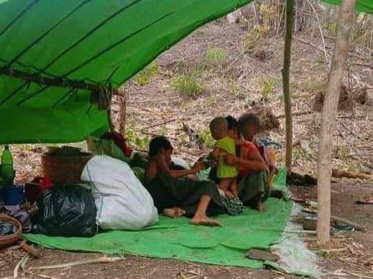 BunnyPhyoe's tweet photo. Over 10,000 refugees from Kani Tsp are fleeing to the forest &amp; urgently in need of humanitarian aid. Junta is continuously opening gun fires with heavy weapons &amp; abducting civilians. 
@RapporteurUn
#WhatsHappeningInMyanmar #May26Coup #HumansAreNotShields https://t.co/uuE3LnX66o