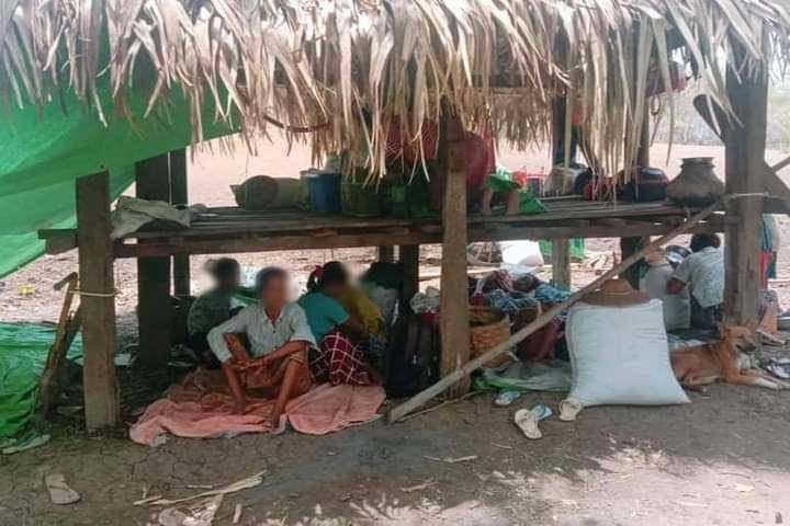 BunnyPhyoe's tweet photo. Over 10,000 refugees from Kani Tsp are fleeing to the forest &amp; urgently in need of humanitarian aid. Junta is continuously opening gun fires with heavy weapons &amp; abducting civilians. 
@RapporteurUn
#WhatsHappeningInMyanmar #May26Coup #HumansAreNotShields https://t.co/uuE3LnX66o