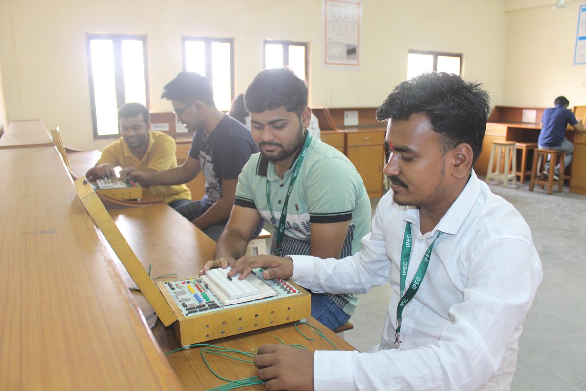 ipecgzb's tweet photo. #ipec #electronicsandcommunicationengineering #ece #labspace #laboratory #engineeringcollege #engineeringcollegestudent #engineeringcollegeindia #ghaziabad https://t.co/C8gHgpgUId