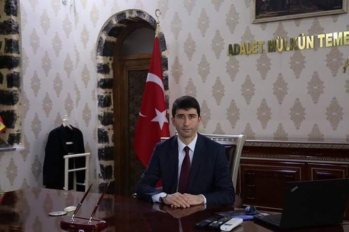 Geçirdiği kalp krizi sonucu hayatını kaybeden Siverek Kaymakamı, kıymetli meslek büyüğümüz Hasan ONGU ağabeyimize Allah’tan rahmet diliyorum. Mekanı cennet, makamı âli olsun. Ailesinin, sevenlerinin ve mülki idare camiamızın başı sağ olsun.