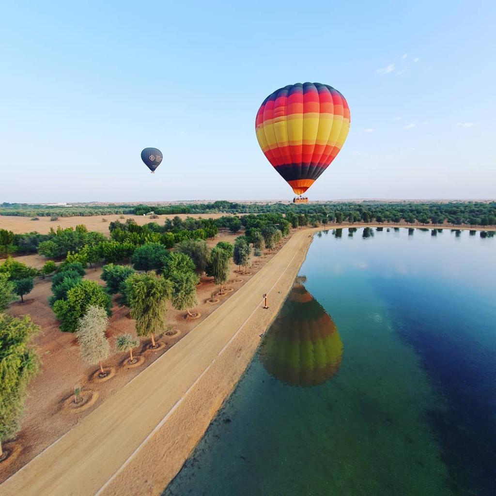 visitdubai_AF's tweet photo. Nothing but good vibes and blue skies this morning 💙 Who would you take with you for an unforgettable hot air balloon ride in Dubai? #VisitDubai 

📸: IG/umarj_art https://t.co/gwBkuN1E2n
