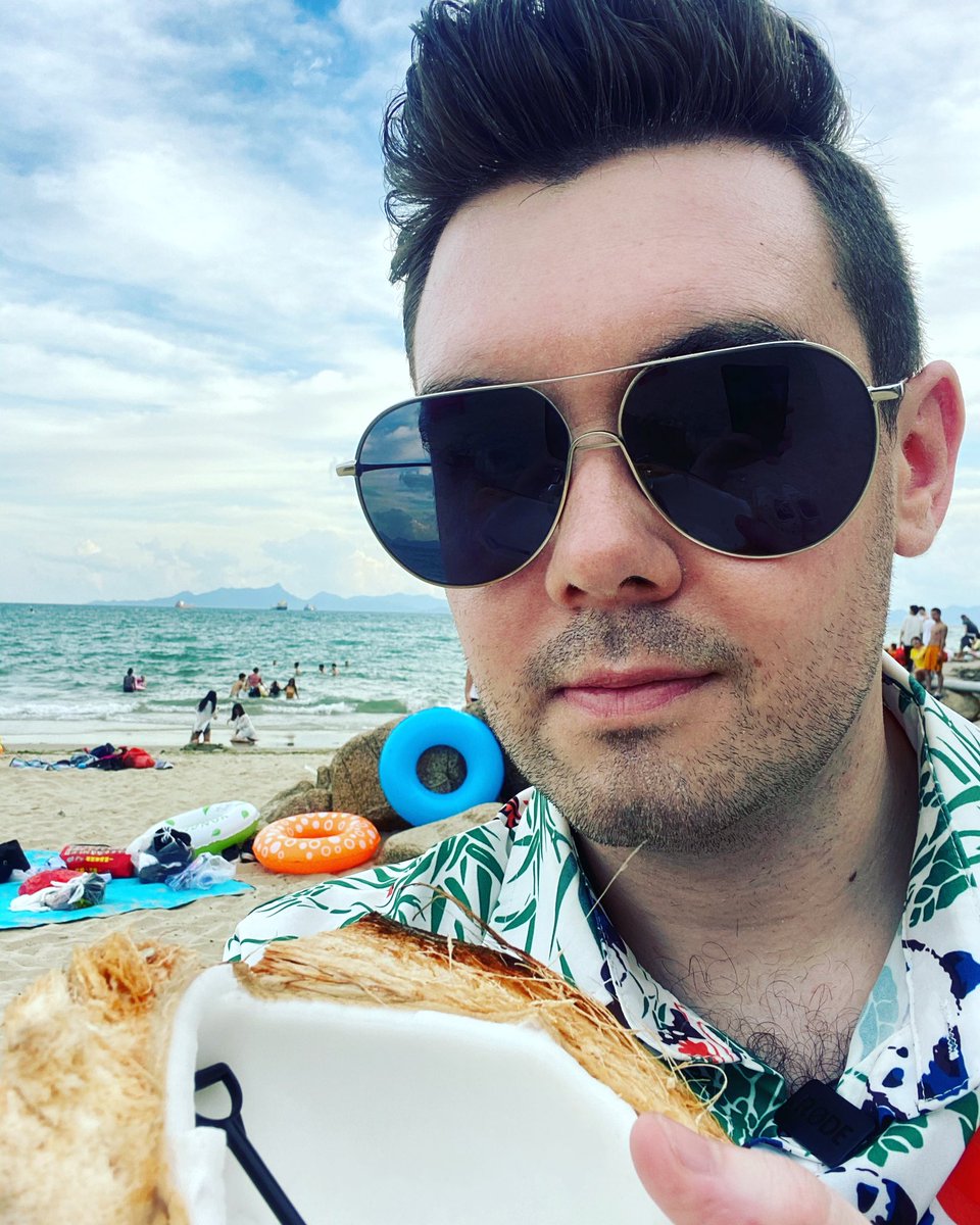 shaungibsonX's tweet photo. This is China! 🇨🇳 I know... It feels like Thailand 🇹🇭 Eating coconut 🥥 on the beach 🏖 and Pineapple 🍍 Rice 🍚 for dinner. So tropical! 🏝 #Shenzhen #深圳 #官湖村 #blueskiesandsunshine #tropicalvibes #coconutdrink #coconutmeat #freshcoconuts #shenzhenlife #shenzhenchina https://t.co/EgRY08cji3