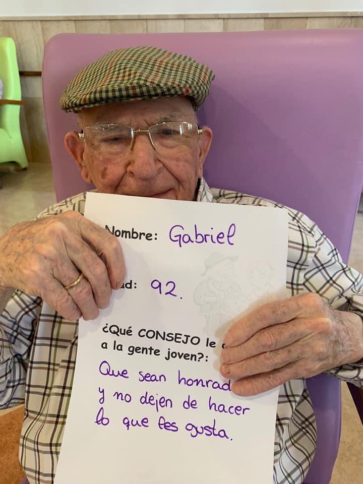 esdecirdiario's tweet photo. Estos son algunos de los consejos que dan los abuelos y abuelas de la Residencia San Andrés de Lebrija a la gente joven:

Parte 1. https://t.co/Gjs7ggJkJI