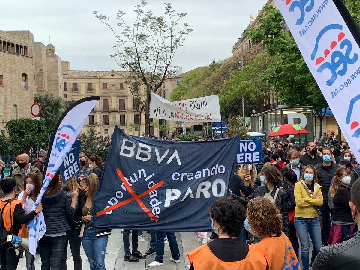 NoBbva's tweet photo. Veis como los trabajadores lo tenemos claro?  No al #EREBBVA y union de sindicatos. Nada de pactar por vuestro lado @ccoobbva .  Os necesitamos junto con los otros, porque nos jugamos mucho. HOY NUEVA JORNADA DE HUELGA! @BBVAUGT @cgtbbva @SEC_COMUNICACIO @SCAT_bbva #NoEreBBVA https://t.co/WzaxS0N396