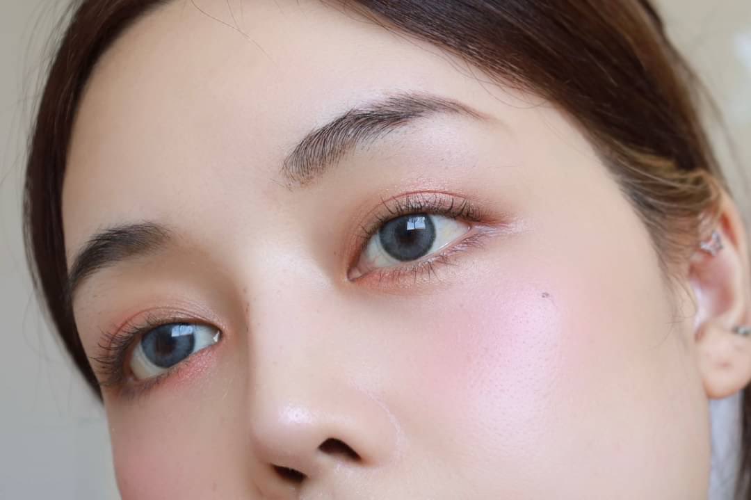 onnieyepo's tweet photo. #ออนนีมาแชร์
วันนี้แต่งหน้าถ่ายงานเลยได้มีหยิบ Micellar Cleansing ของ Garnier มาลองเช็ดเครื่องสำอางด้วย เค้าเช็ดได้สะอาดหมดจดเลย จริงๆปกตอิฟใช้ตัวนี้อยู่แล้ว แม้วันที่อยู่บ้านไม่ได้แต่งหน้า เพราะใช้แล้วเหมือน #เปิดสวิตช์ผิวไบรท์ ให้ผิวกระจ่างใสตั้งแต่ขั้นตอนแรกเลย #ไมเซล่าวิตซี https://t.co/QBimDyOPn5