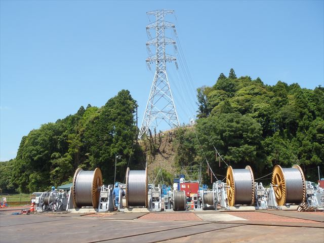 東京電力パワーグリッド株式会社 電気のこと 東電pgのこと 送電線 鉄塔から鉄塔までの間 径間 はおよそ300 500mあります 電線はアルミ等でできており 1mあたり1kgほどの重さ があります そのため 鉄塔と鉄塔の1径間に張られている電線の重さは