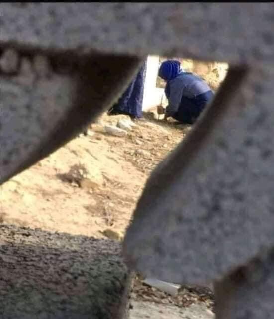 m_unirHa's tweet image. الصوره دي لي بت صوروها بالدس في المقابر وهي بتحفر عشان تدفن السحر وبعد فاتت حفرو ولقو السحر والكفر ده ...