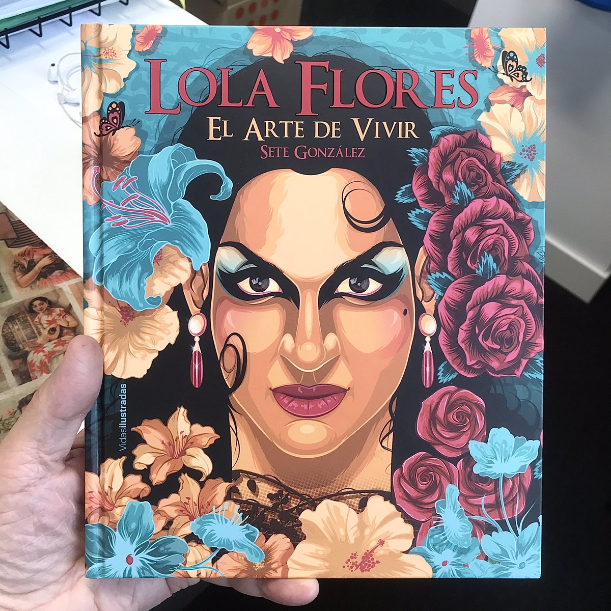 jvrlwg's tweet photo. Vuelve LOLA 🌹 Duende, mirada, gitana, tormento y faraona: #ElArteDeVivir de #setegonzalez editado por @Lunwerglibros ya está hoy en librerías 🙏 ¡ Ojalá os guste tanto como a nosotros ! ♥️🥁#LolaFlores #Gitana #Faraona #Flamenca #Copla #LaArtistaMásGrandeDeEspaña https://t.co/hE8eN0vXvx
