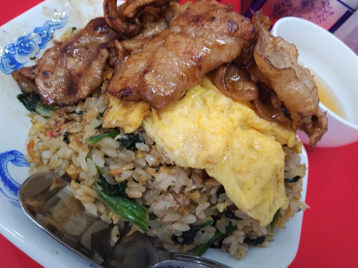 うまログ 今日のランチは 肉たまチャーハン 一番上にお肉 次にオムレツたまご そしてチャーハン ワイルドながらも その名の通り 肉 たま チャーハン それぞれ楽しみながらいただきました お腹もいっぱいです 新御茶ノ水 萬龍